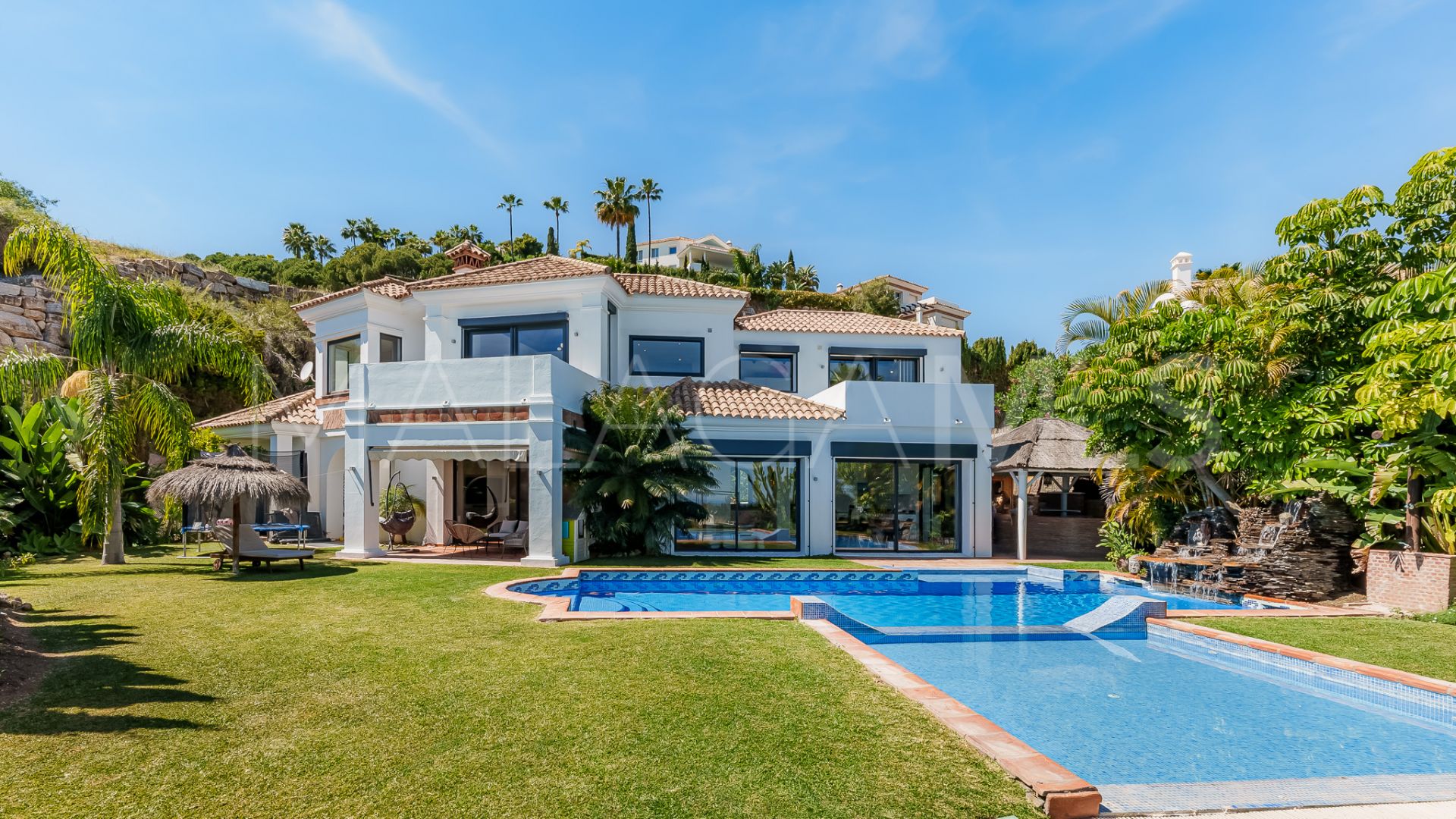 Villa for sale in Benahavis