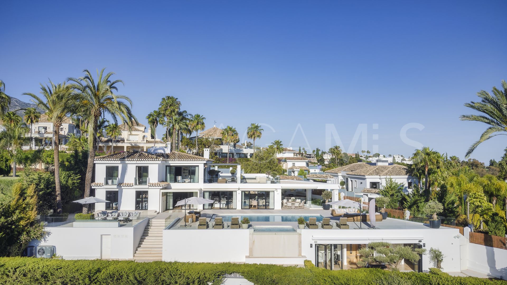 Villa for sale in Los Naranjos de Marbella