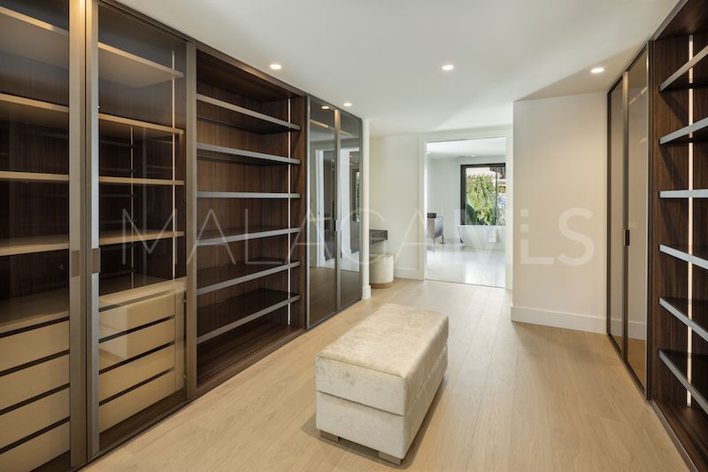 Villa for sale in Nueva Andalucia