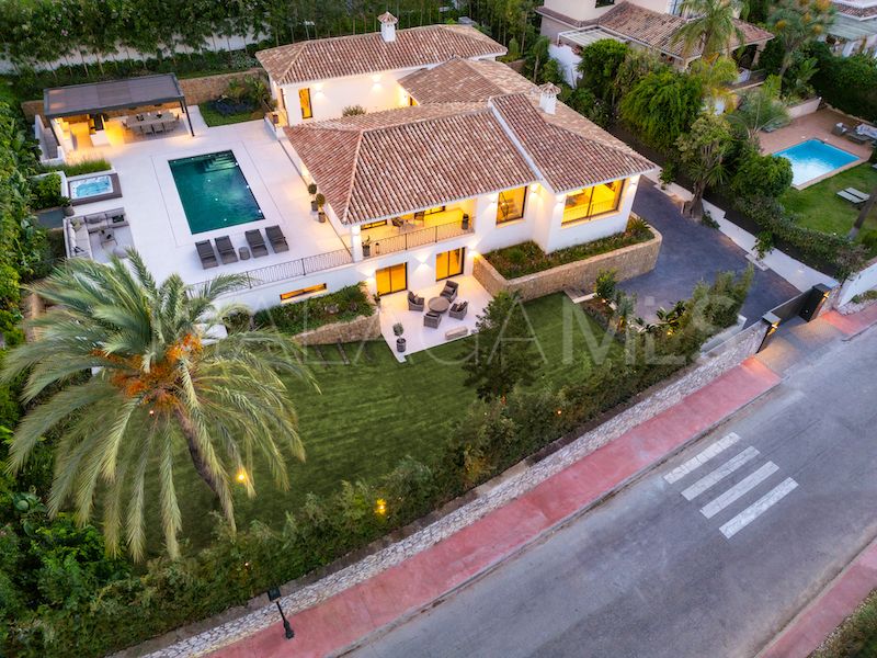 Villa for sale in Nueva Andalucia