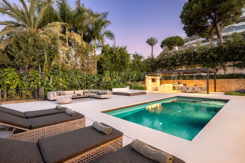 Villa for sale in Nueva Andalucia