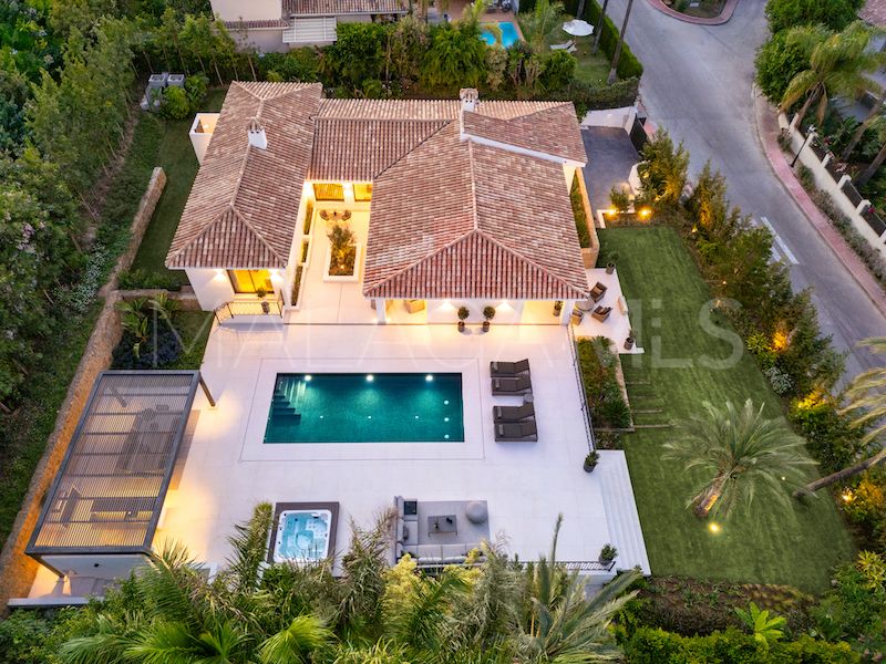 Villa for sale in Nueva Andalucia
