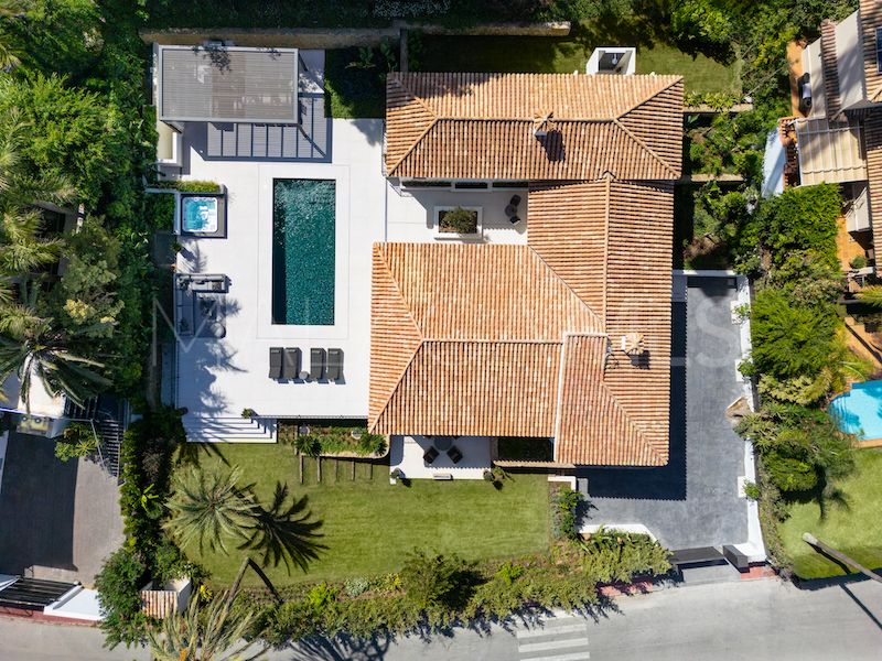 Villa for sale in Nueva Andalucia