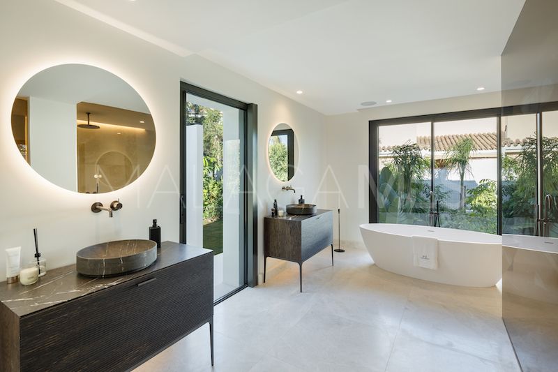 Villa for sale in Nueva Andalucia