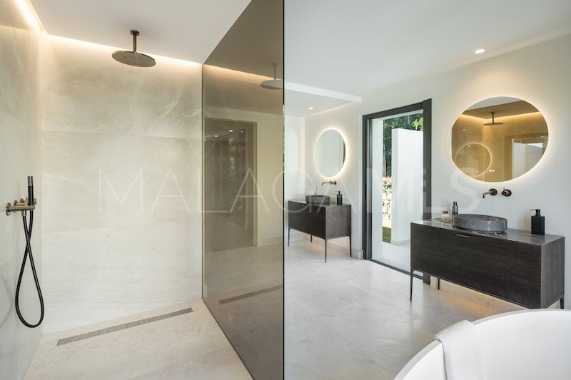 Villa for sale in Nueva Andalucia
