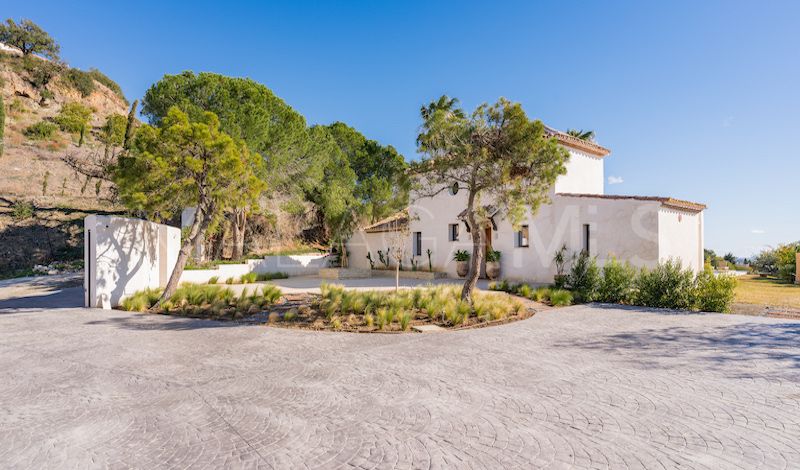 Villa for sale in Estepona Hills