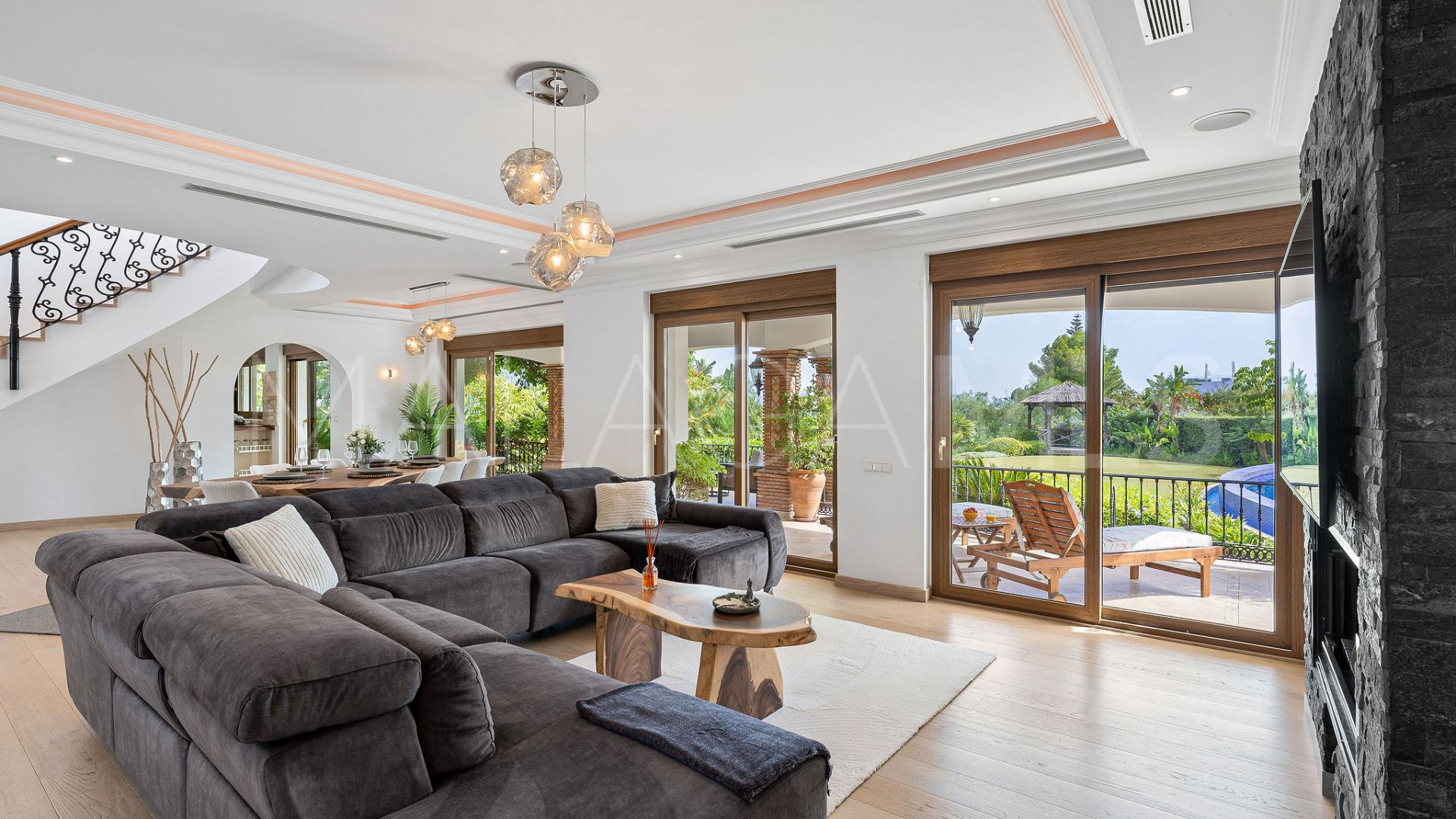 Villa for sale in Altos del Paraiso
