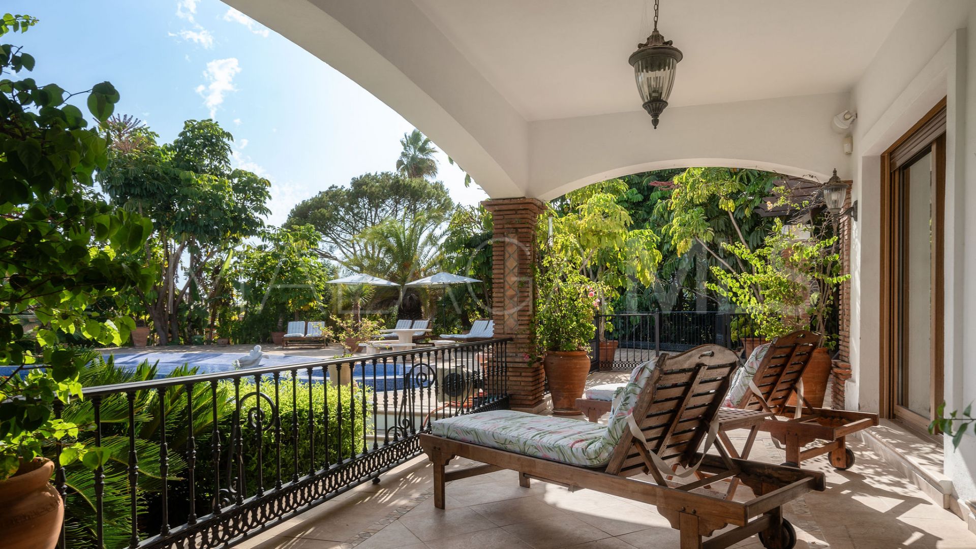 Villa for sale in Altos del Paraiso