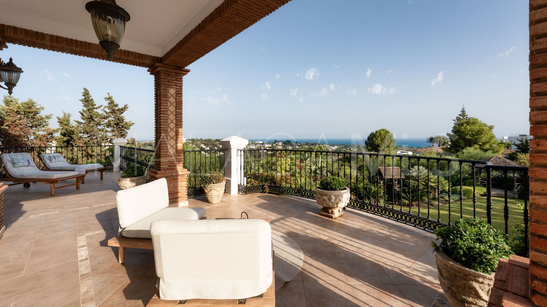 Villa for sale in Altos del Paraiso
