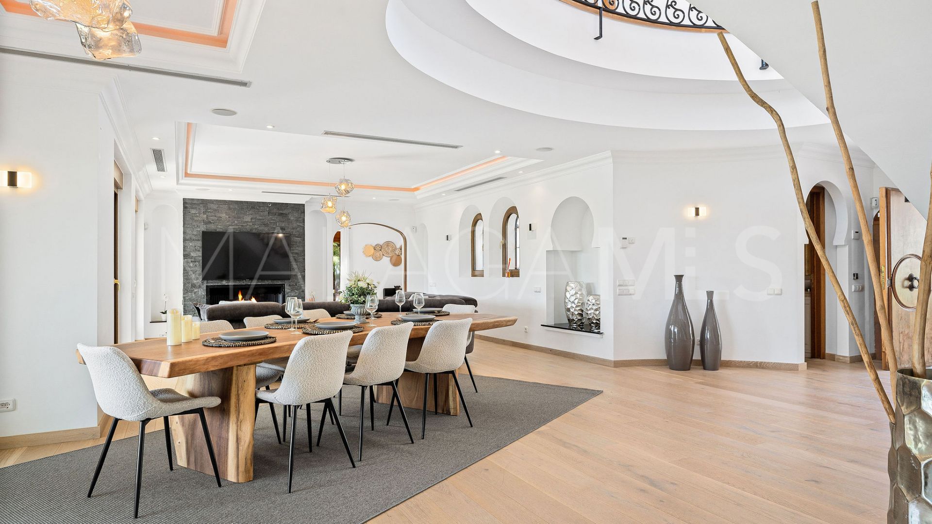Villa for sale in Altos del Paraiso