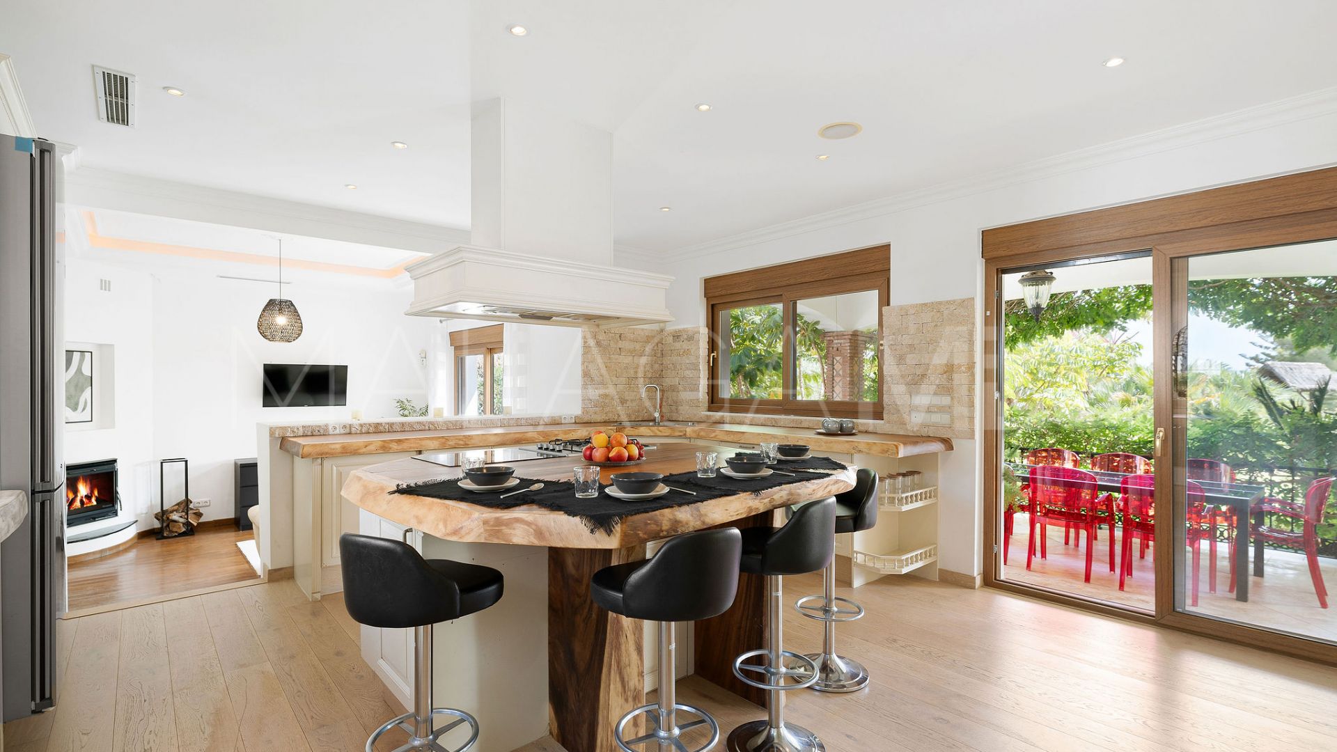 Villa for sale in Altos del Paraiso