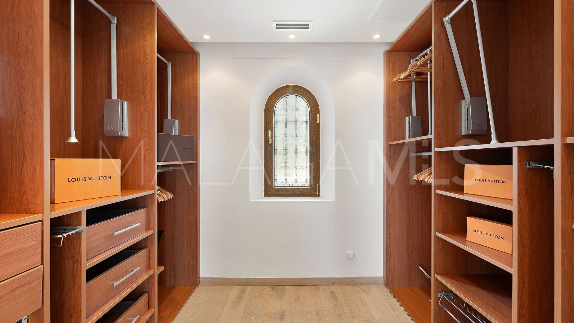 Villa for sale in Altos del Paraiso