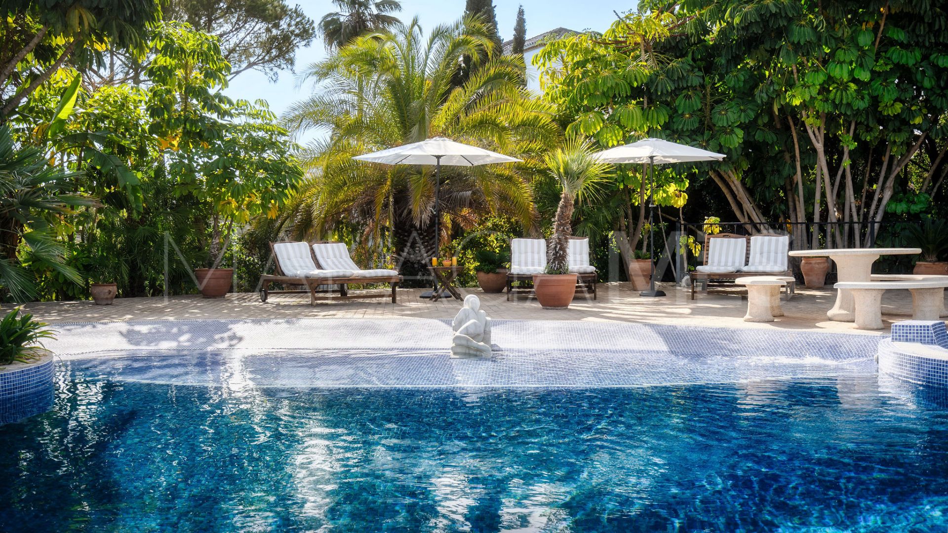 Villa for sale in Altos del Paraiso