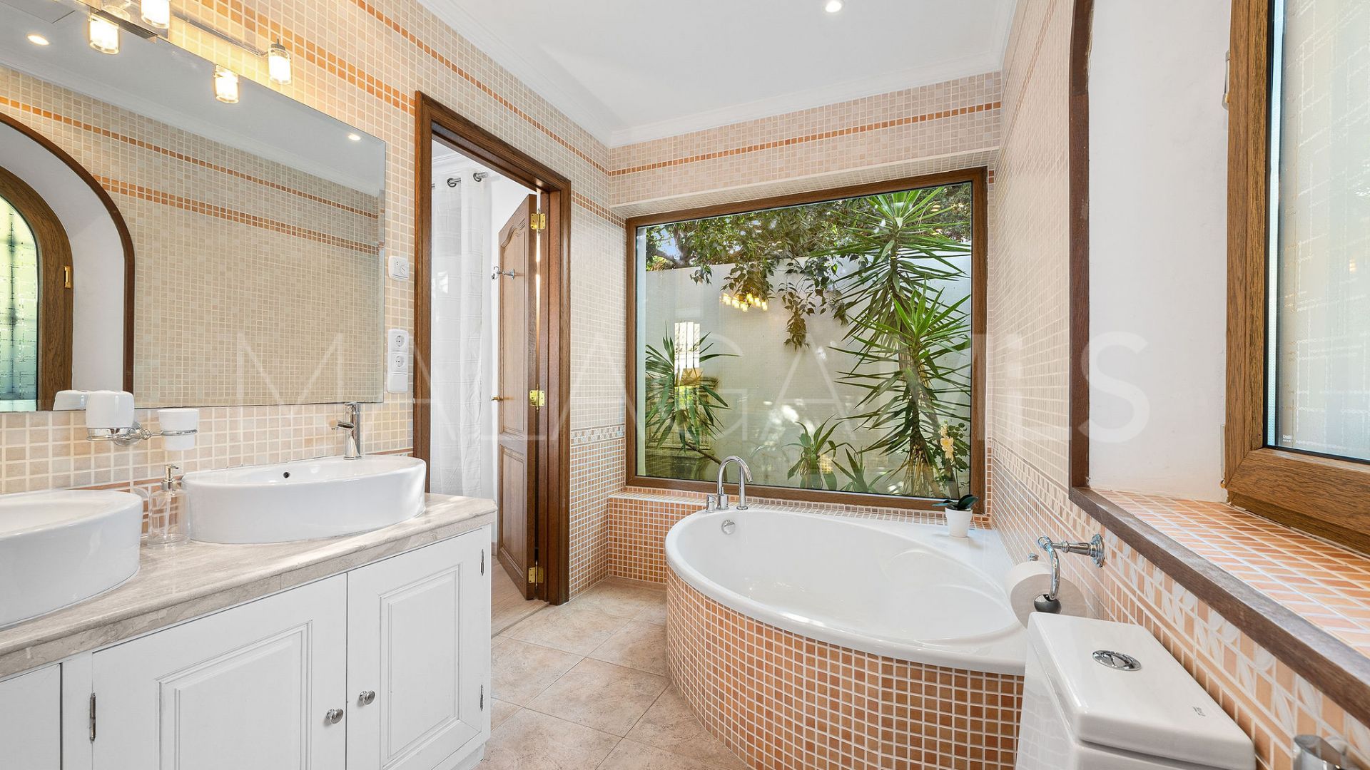 Villa for sale in Altos del Paraiso