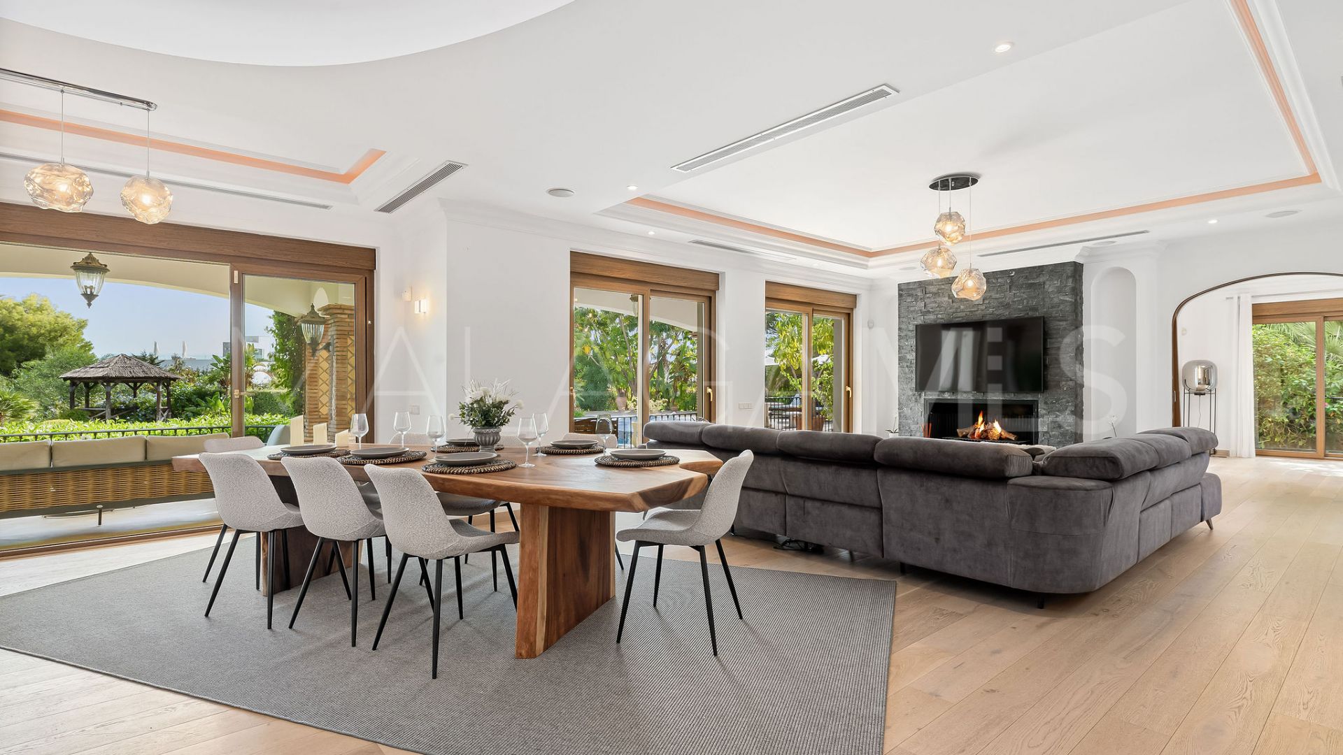 Villa for sale in Altos del Paraiso