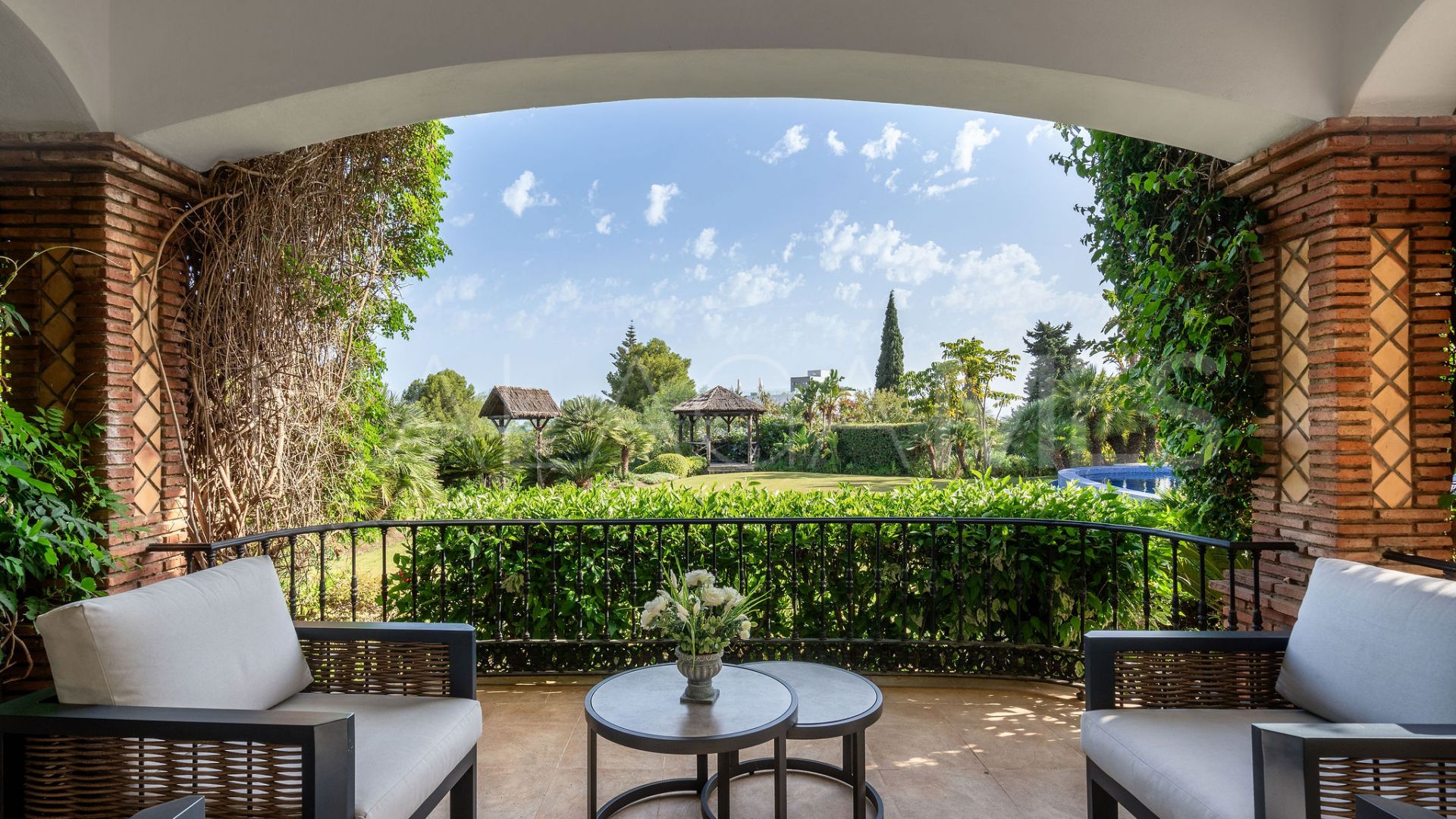Villa for sale in Altos del Paraiso