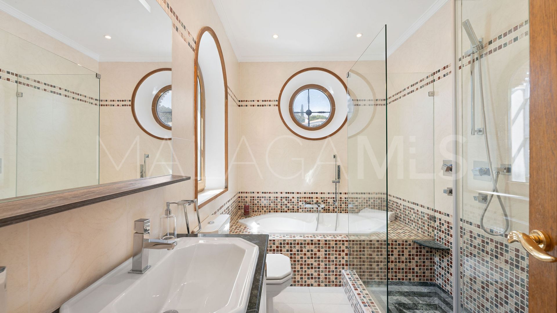 Villa for sale in Altos del Paraiso