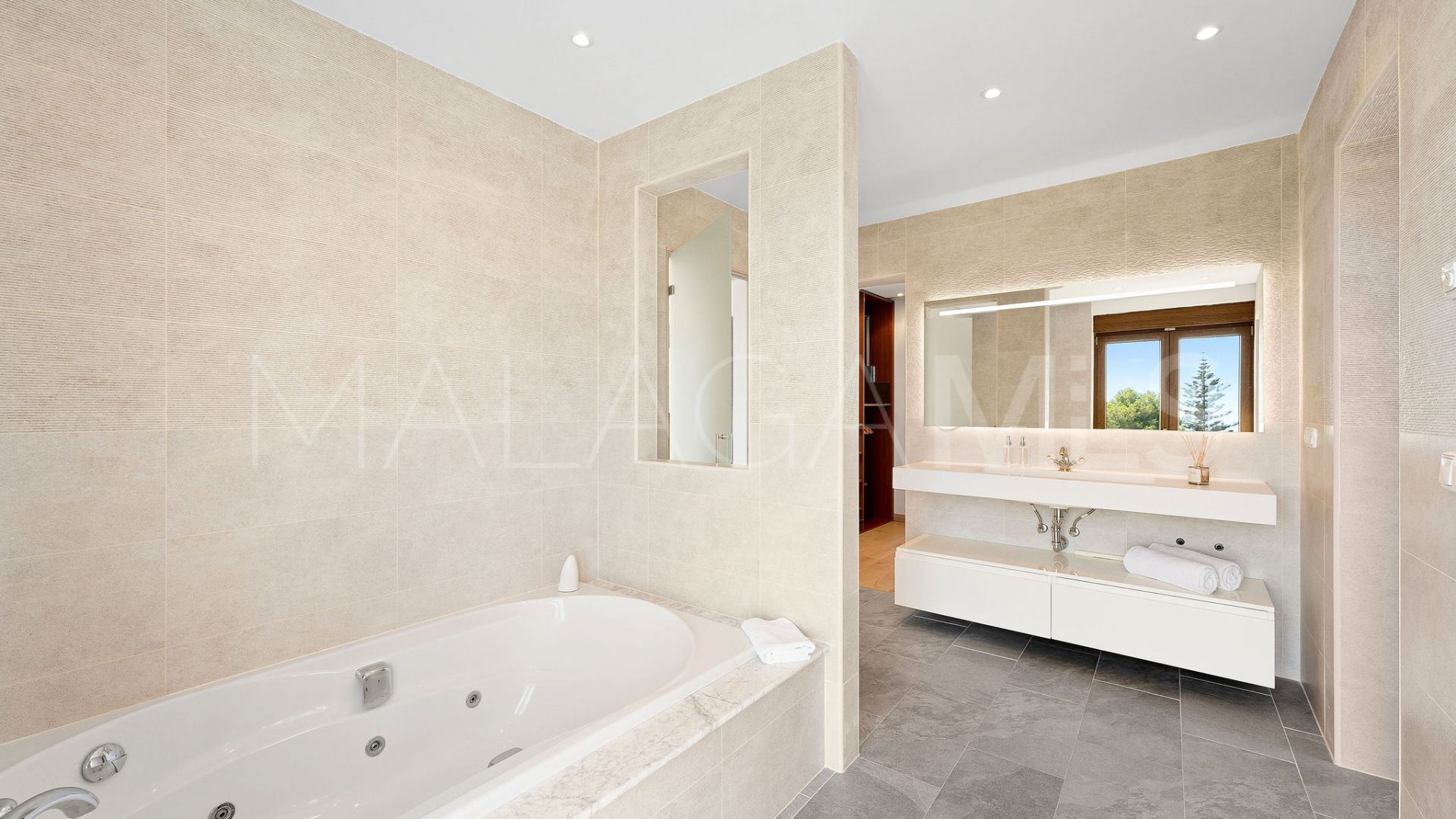 Villa for sale in Altos del Paraiso