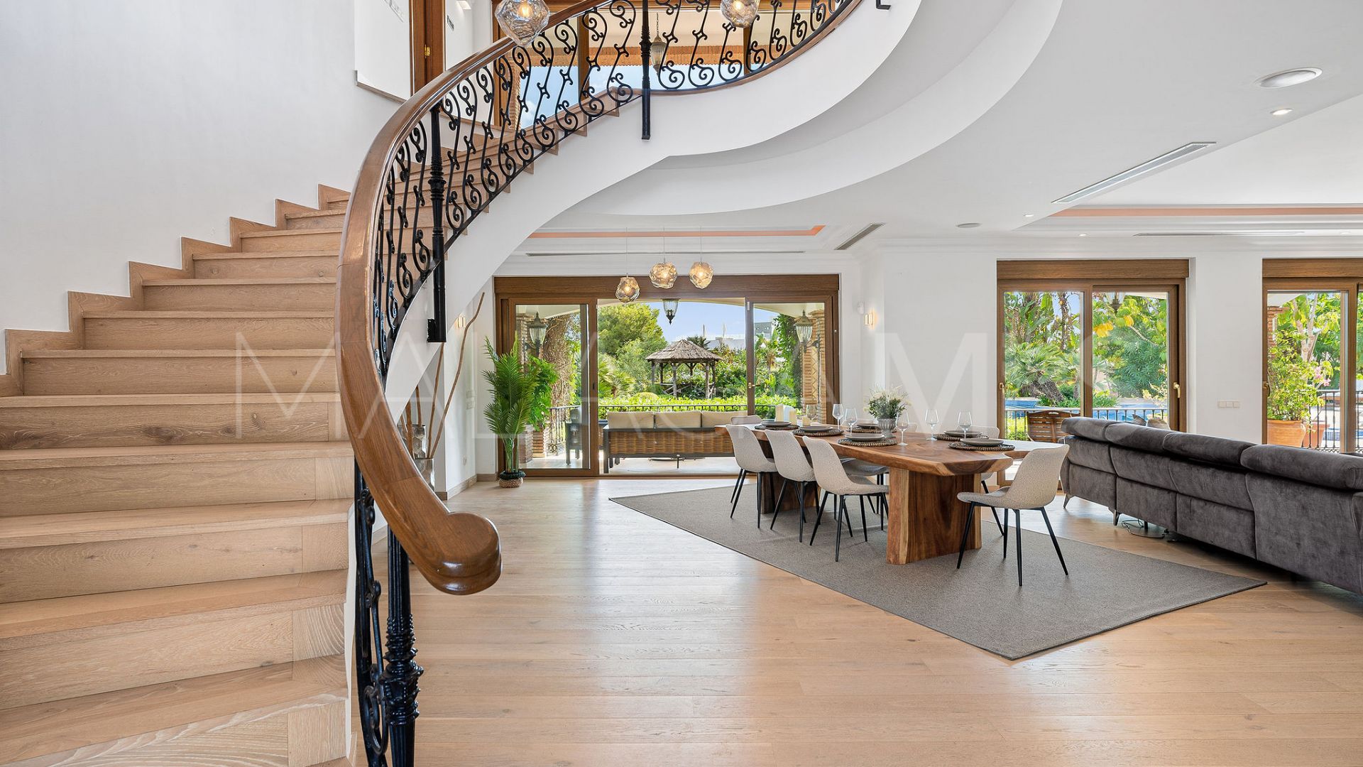 Villa for sale in Altos del Paraiso