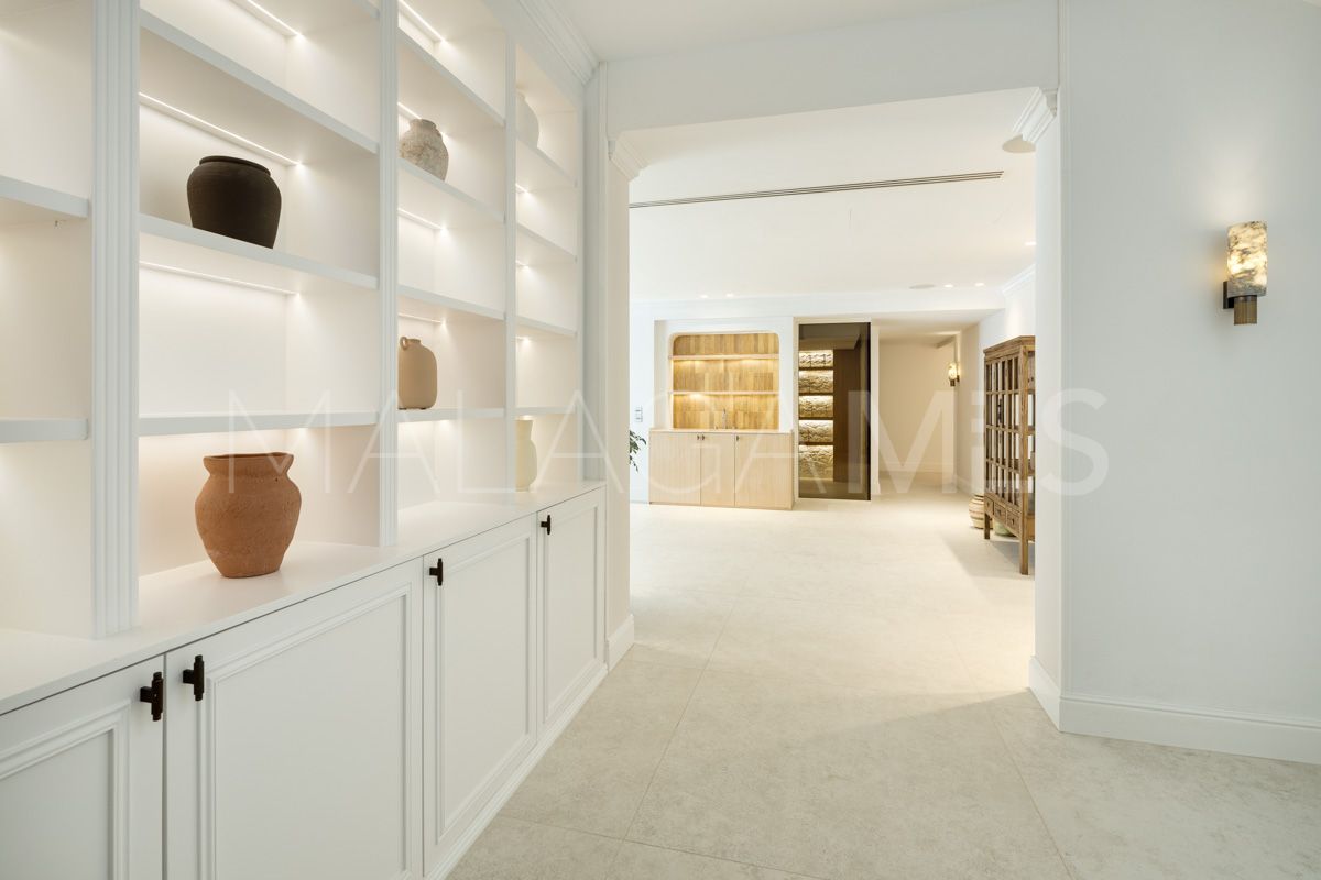 Villa for sale in Nueva Andalucia