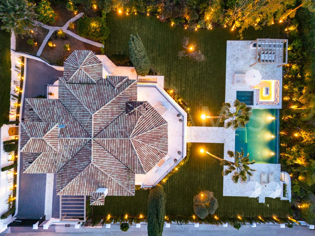 Villa for sale in Nueva Andalucia