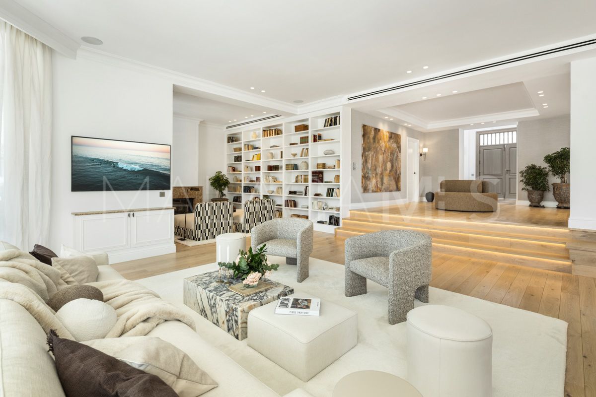 Villa for sale in Nueva Andalucia