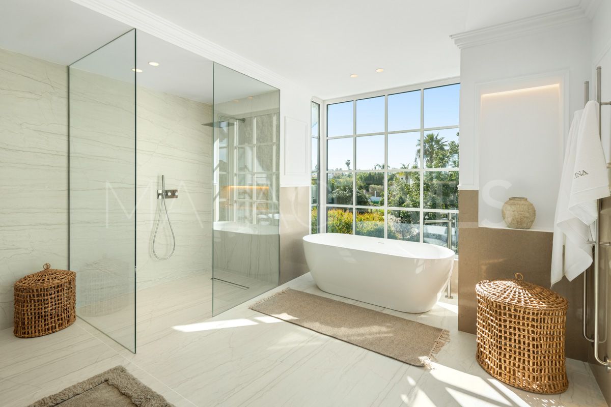 Villa for sale in Nueva Andalucia