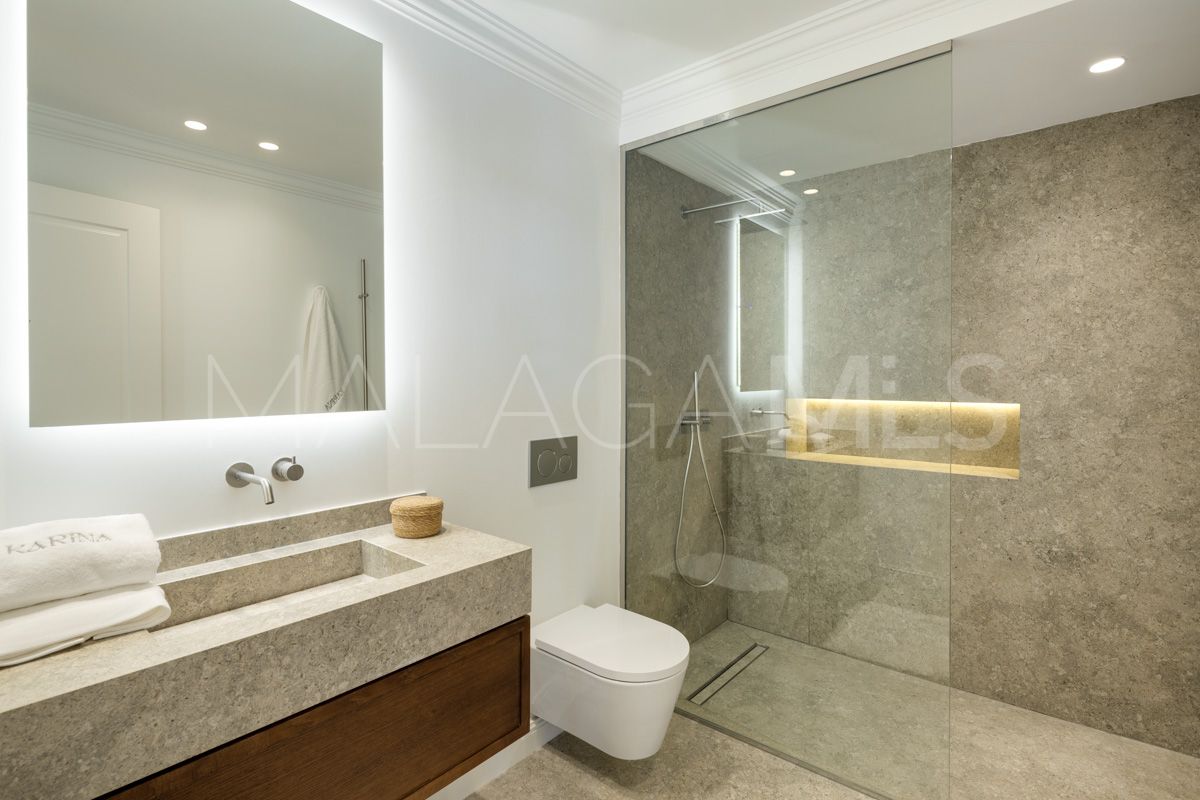 Villa for sale in Nueva Andalucia