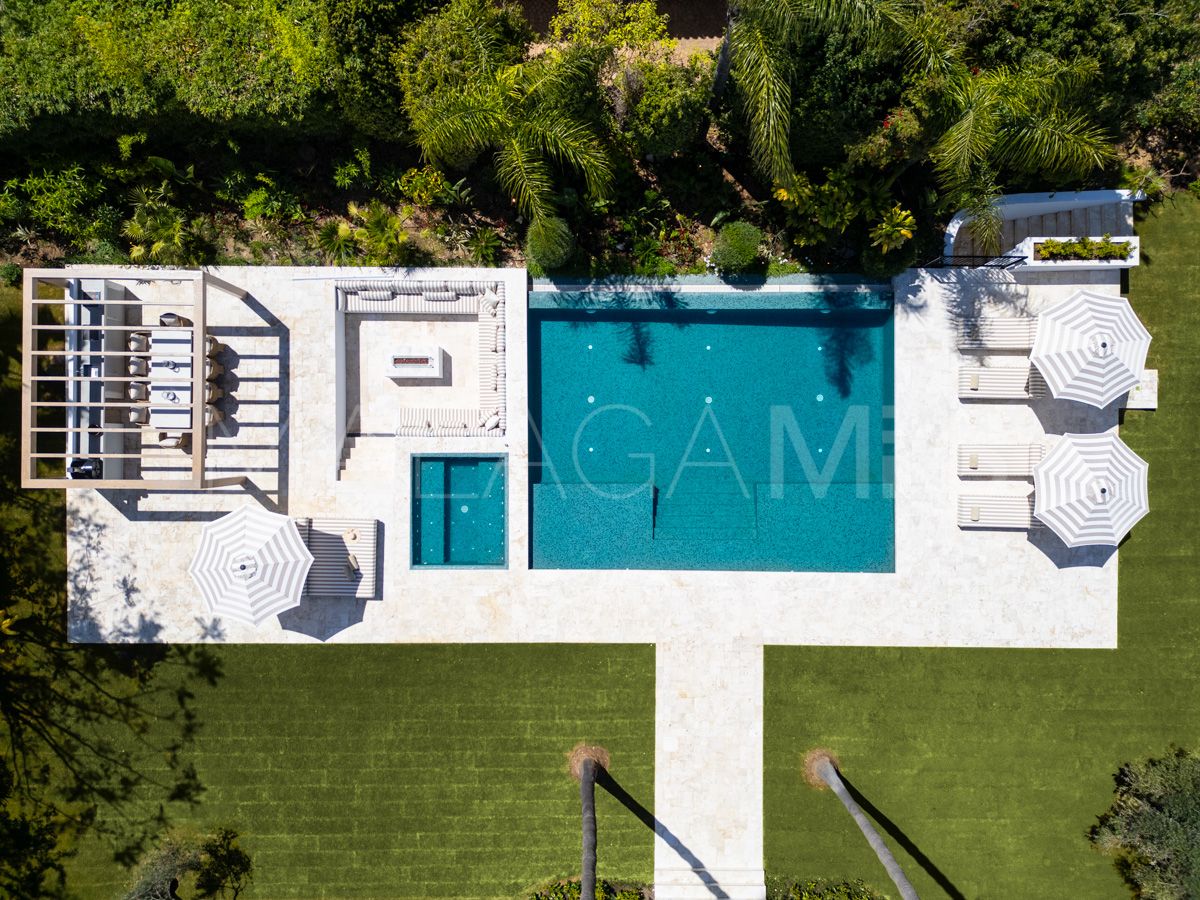 Villa for sale in Nueva Andalucia