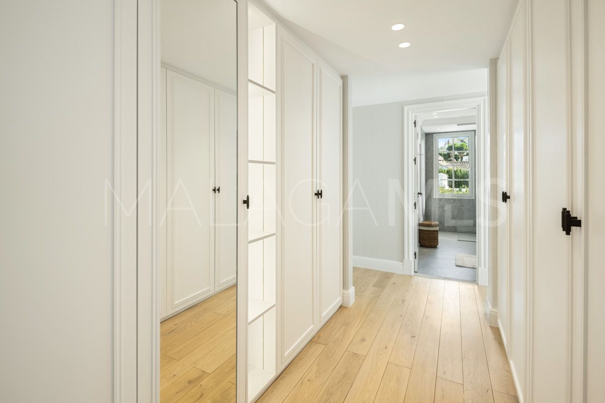 Villa for sale in Nueva Andalucia