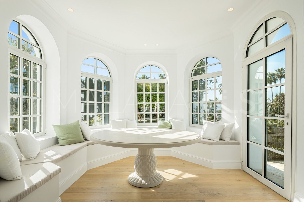 Villa for sale in Nueva Andalucia