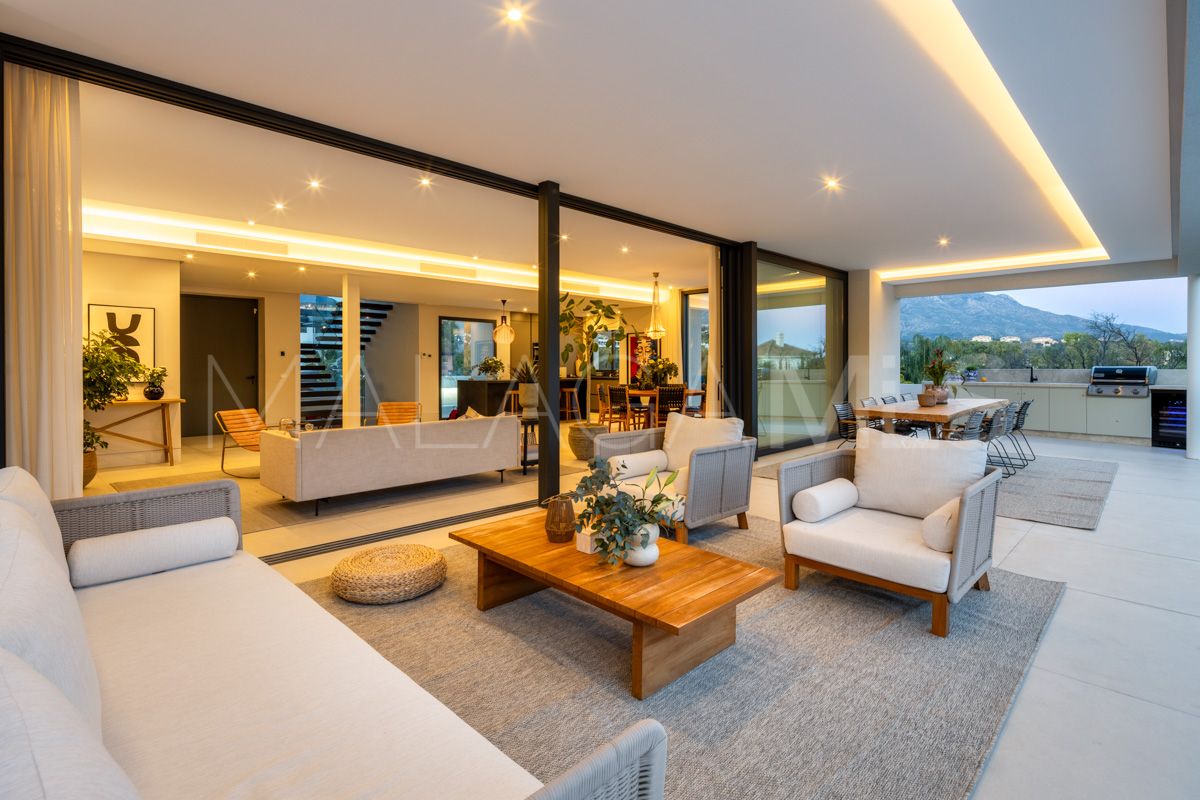 Buy villa in Nueva Andalucia