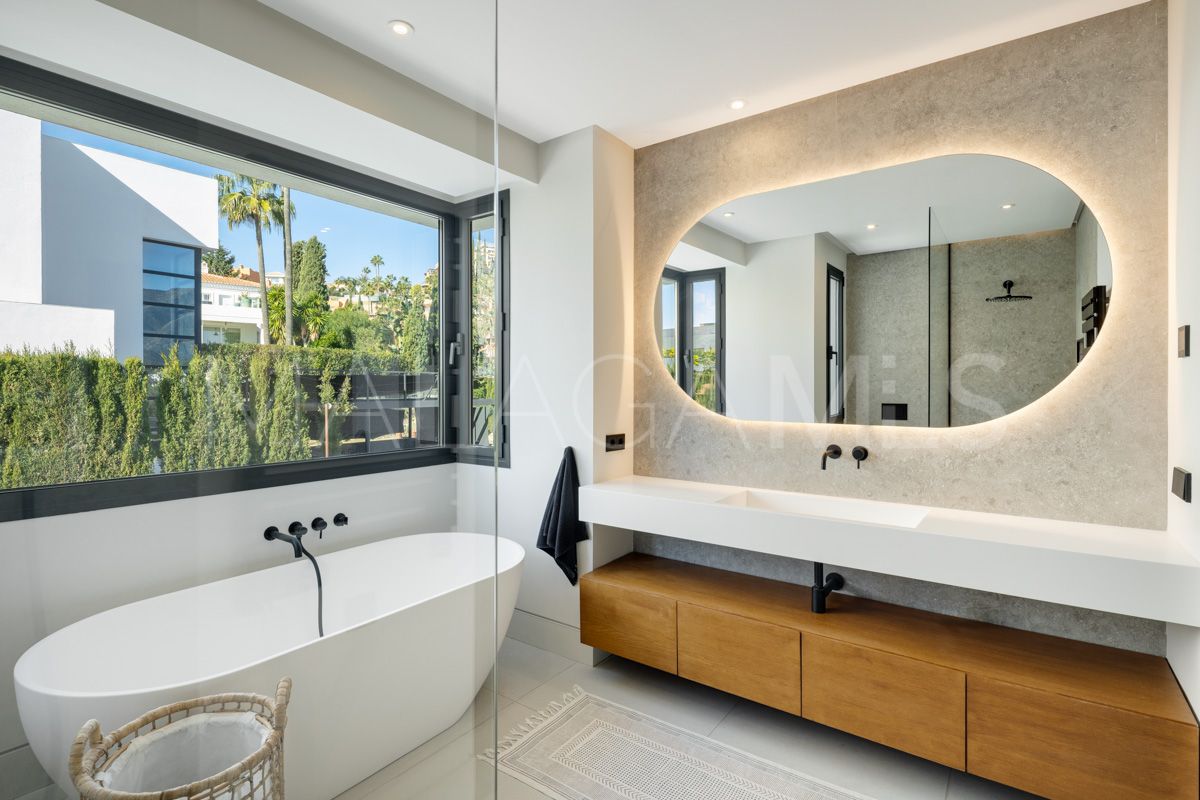 Buy villa in Nueva Andalucia