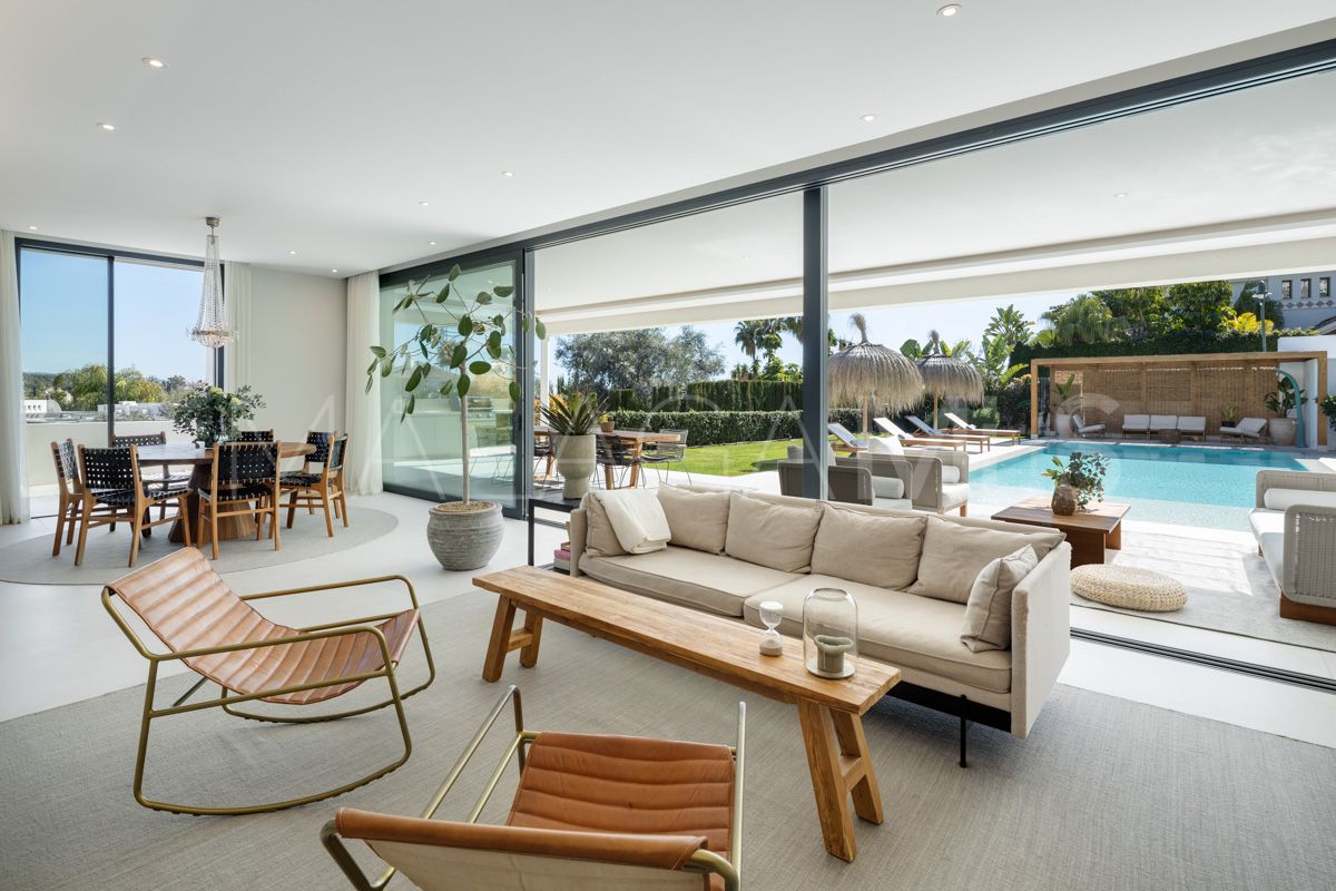 Buy villa in Nueva Andalucia
