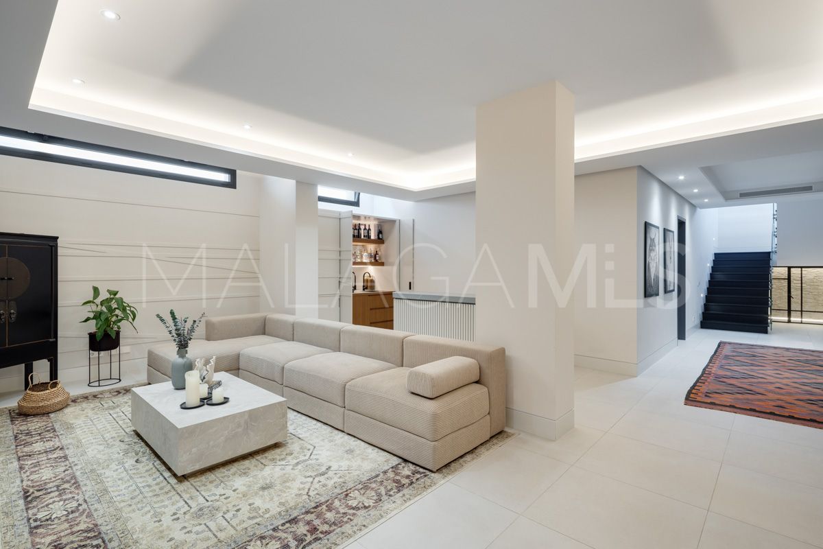 Buy villa in Nueva Andalucia