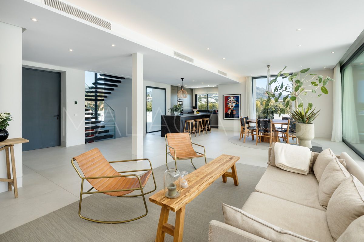 Buy villa in Nueva Andalucia