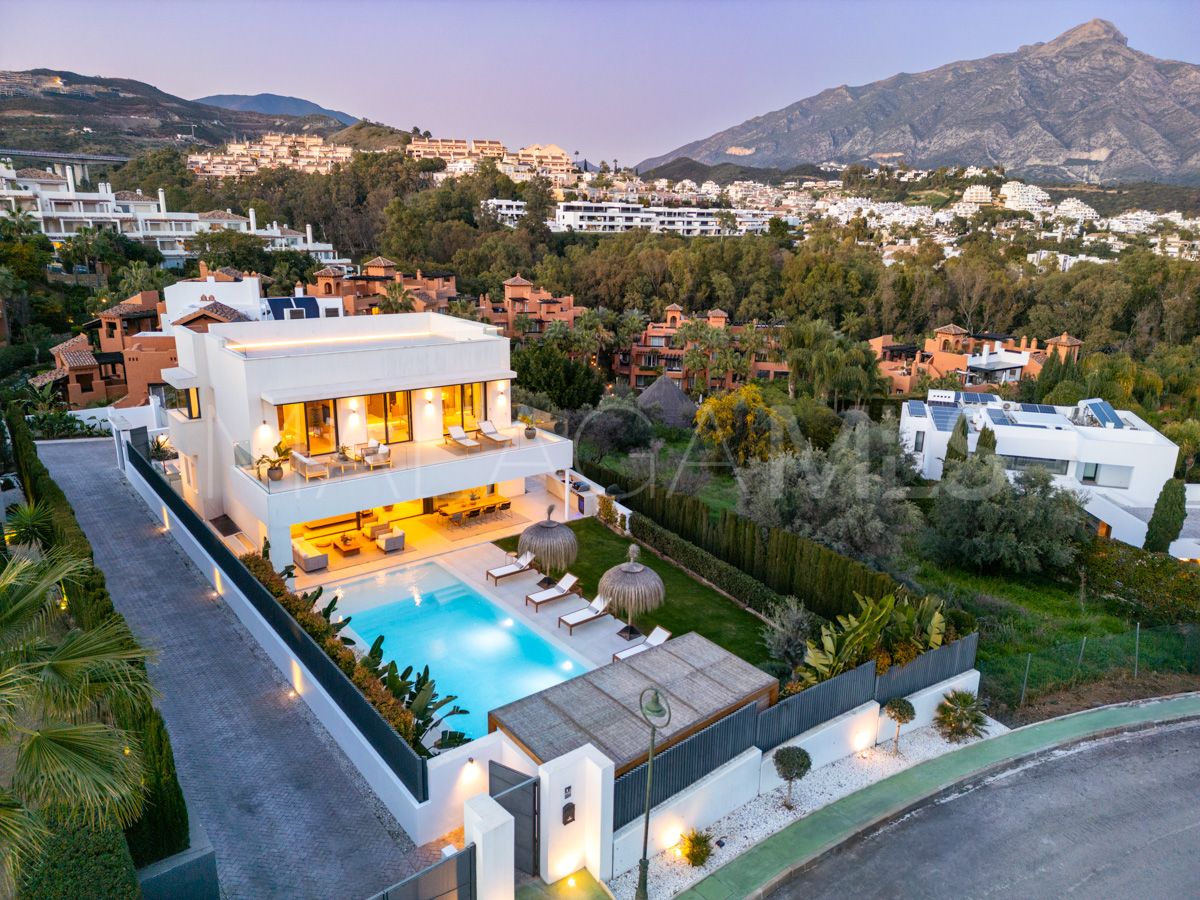 Buy villa in Nueva Andalucia