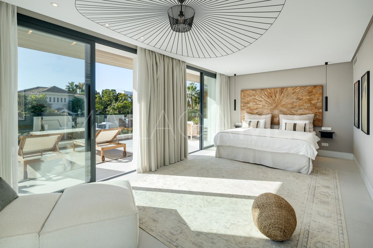 Buy villa in Nueva Andalucia