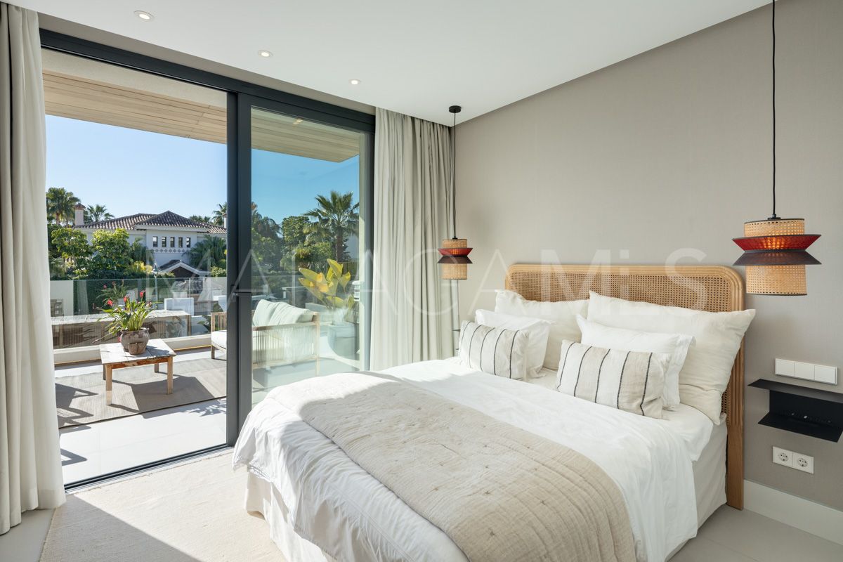 Buy villa in Nueva Andalucia