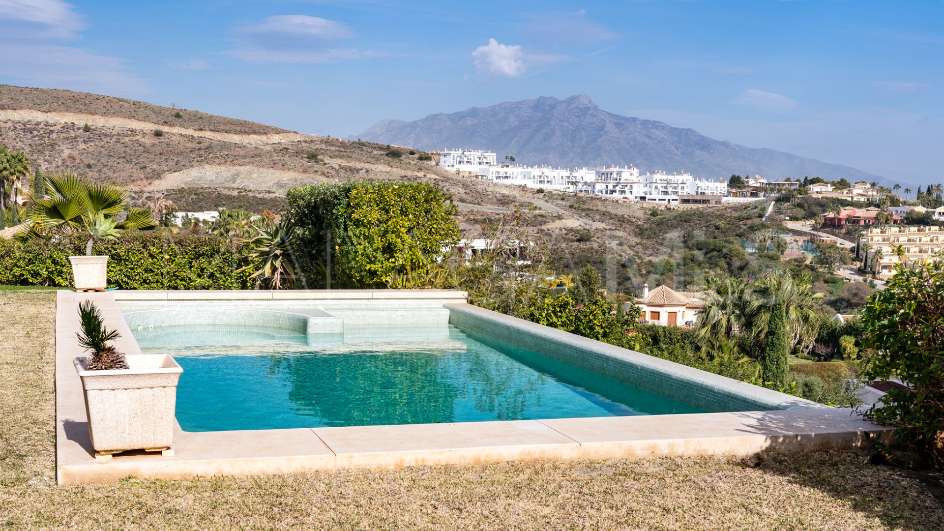 Villa for sale in Benahavis Centro