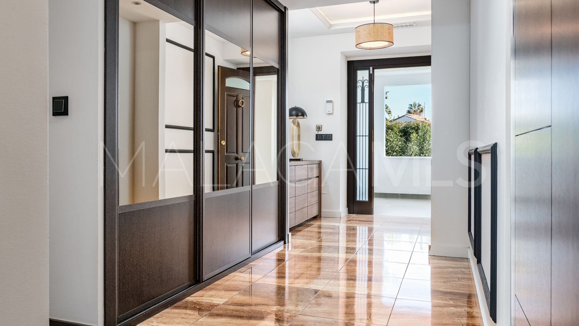 Villa for sale in Nueva Andalucia