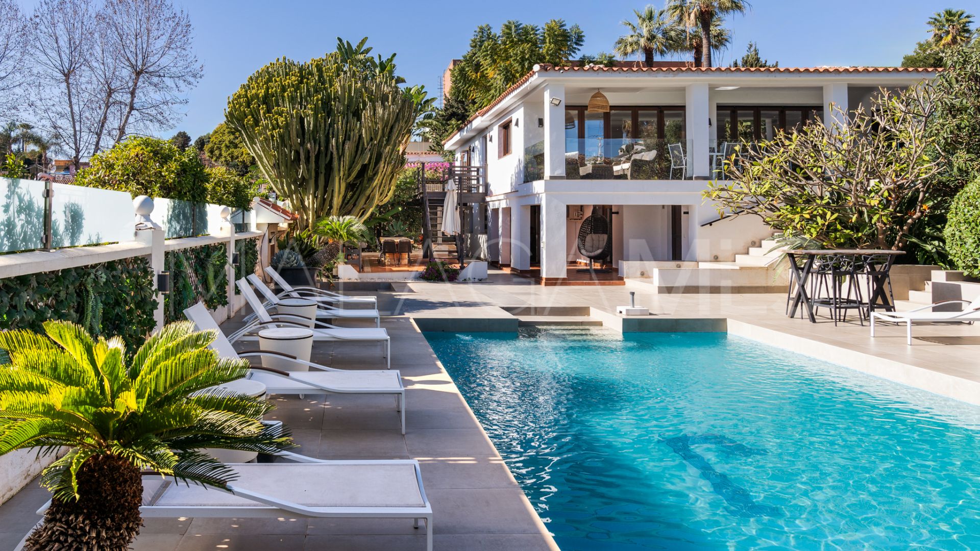 Villa for sale in Nueva Andalucia