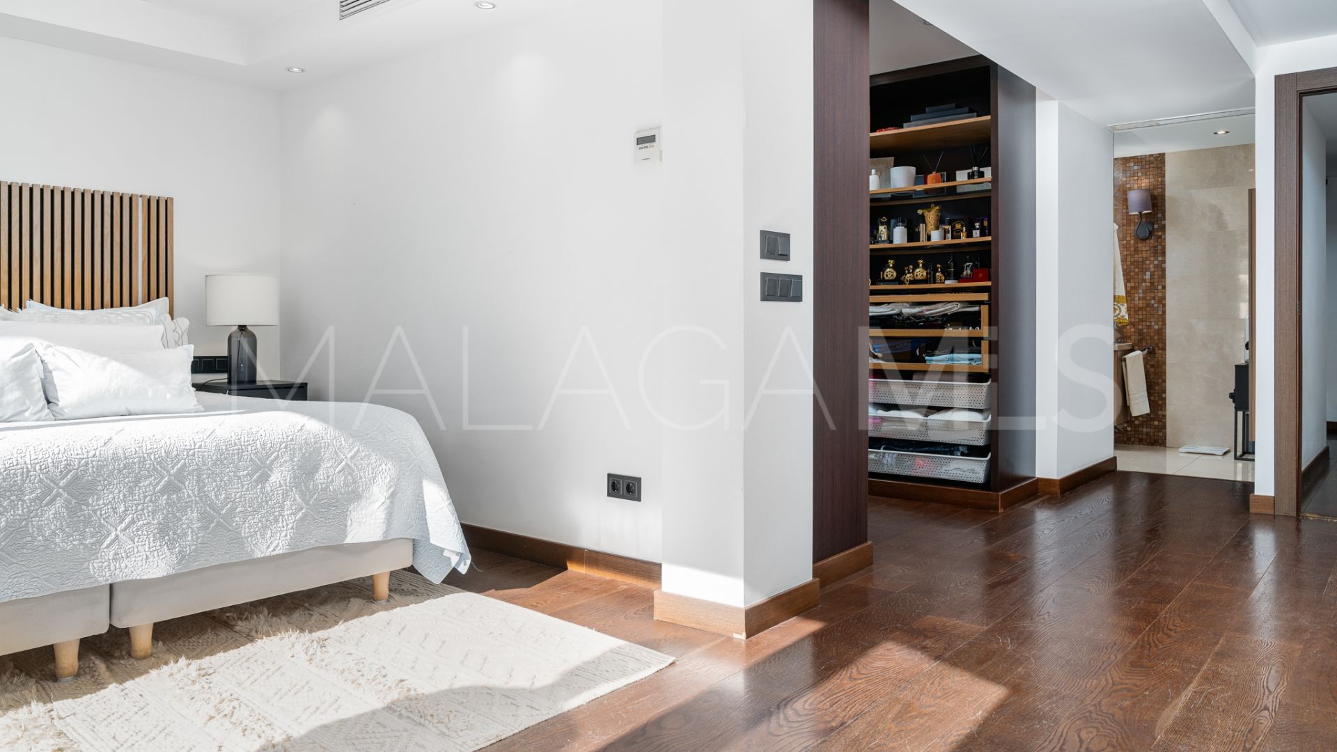 Villa for sale in Nueva Andalucia