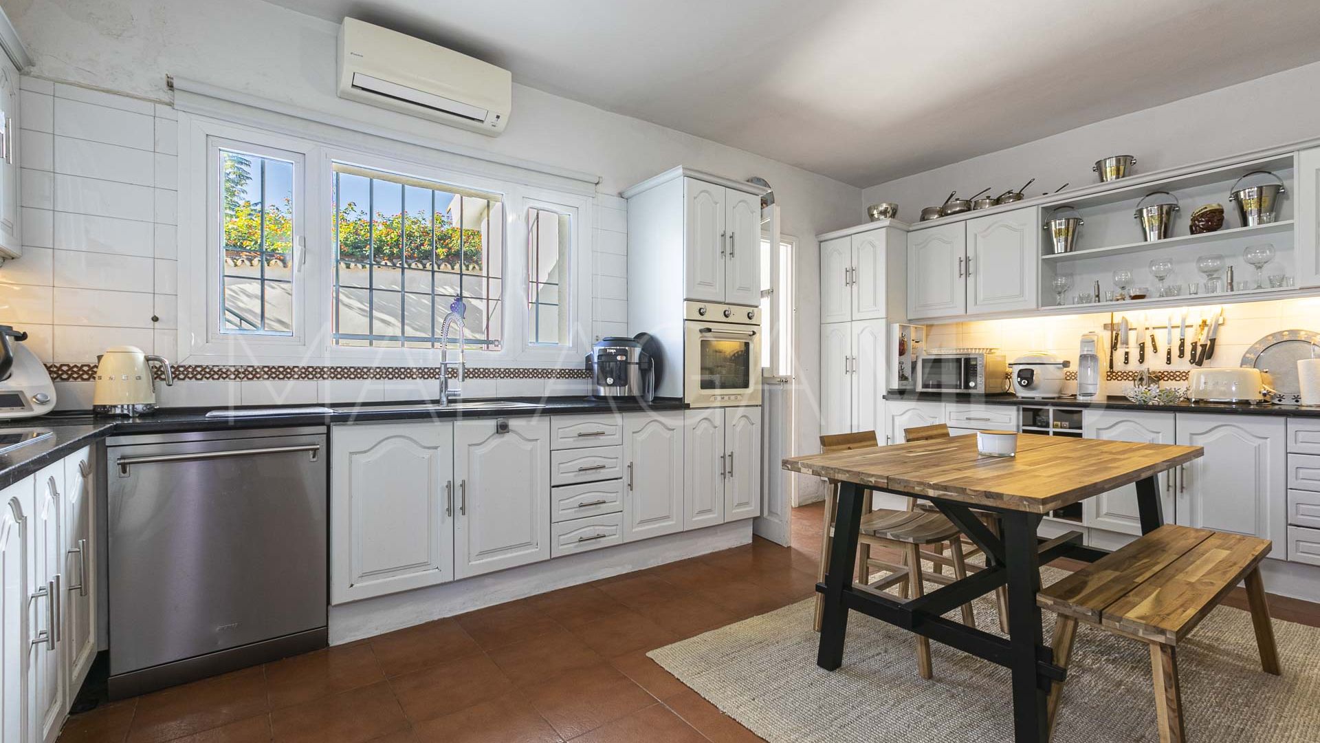Villa for sale in Benahavis