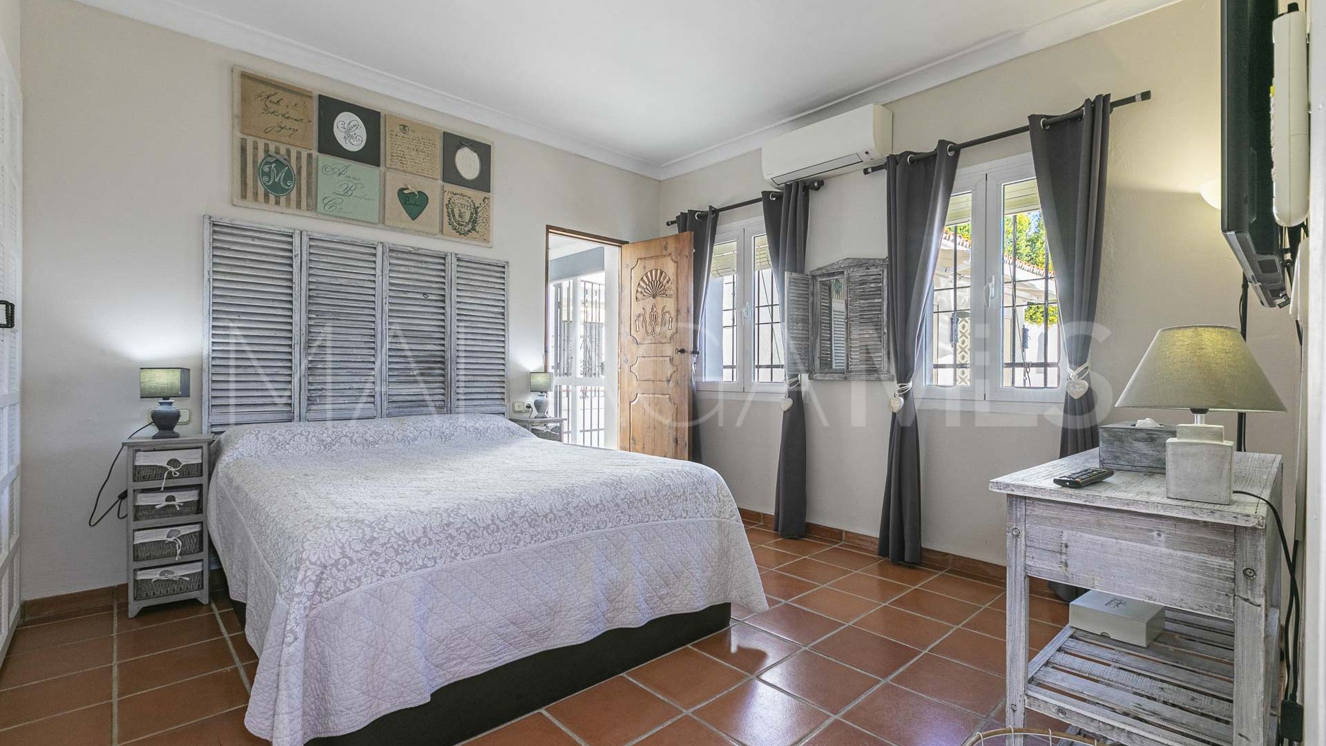 Villa for sale in Benahavis