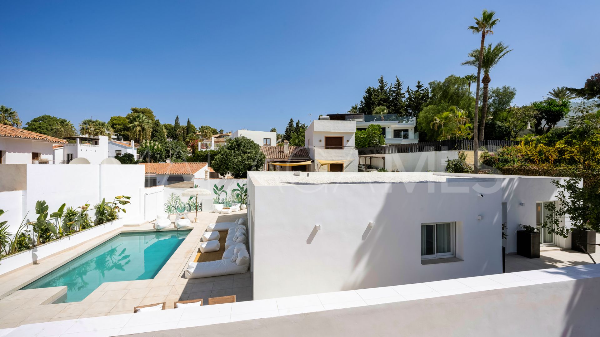 Villa for sale in Nueva Andalucia