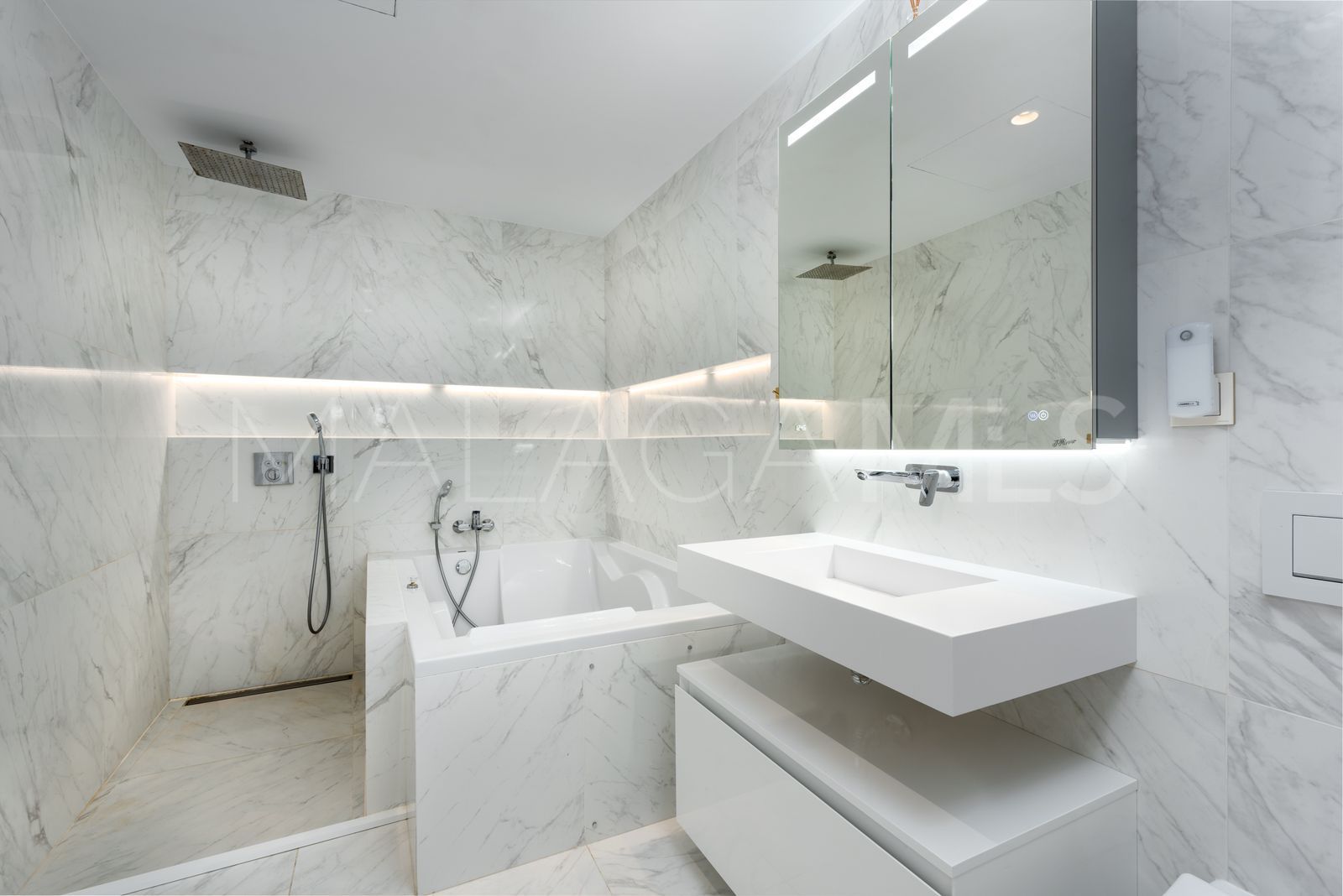 Maison de ville for sale in Nueva Andalucia