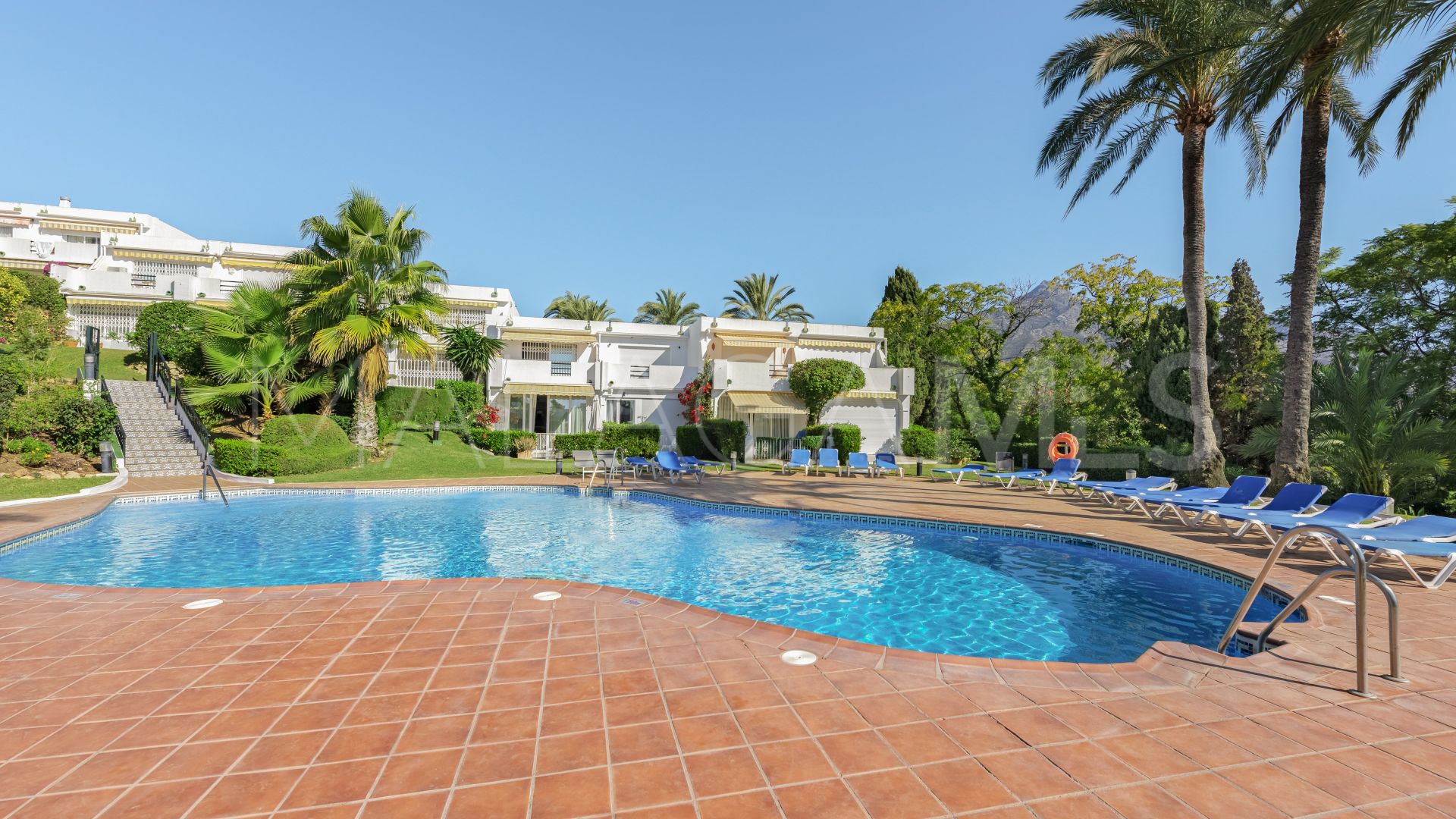 For sale town house in Nueva Andalucia