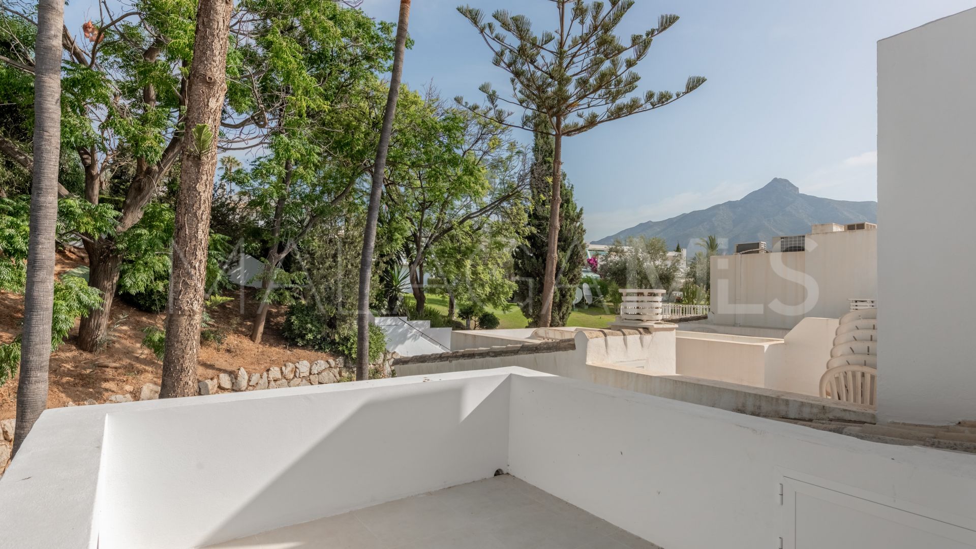 For sale town house in Nueva Andalucia