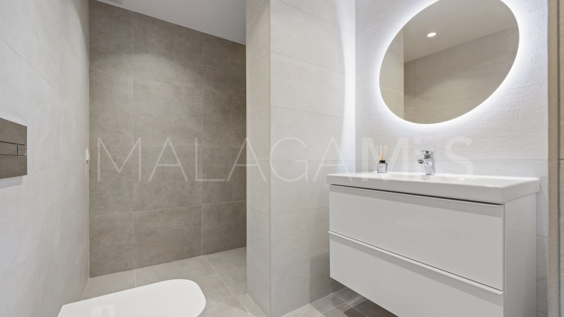 For sale town house in Nueva Andalucia